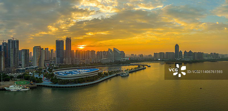 霞光映照下的湛江金沙湾图片素材