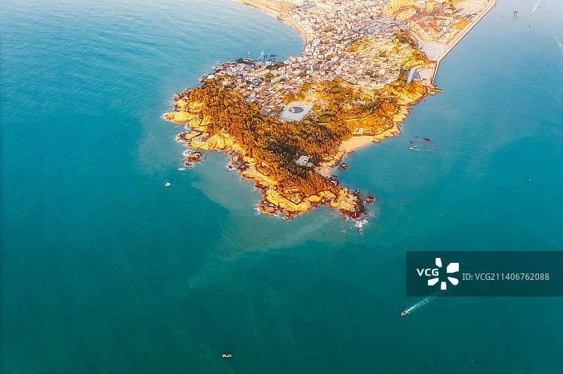 福建省漳州市东山县东山岛铜陵镇南门湾码头五彩渔村半岛地形春季户外风光航拍鸟瞰图图片素材