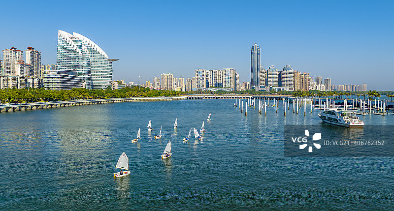 白帆点点、蓝天碧海金沙湾图片素材