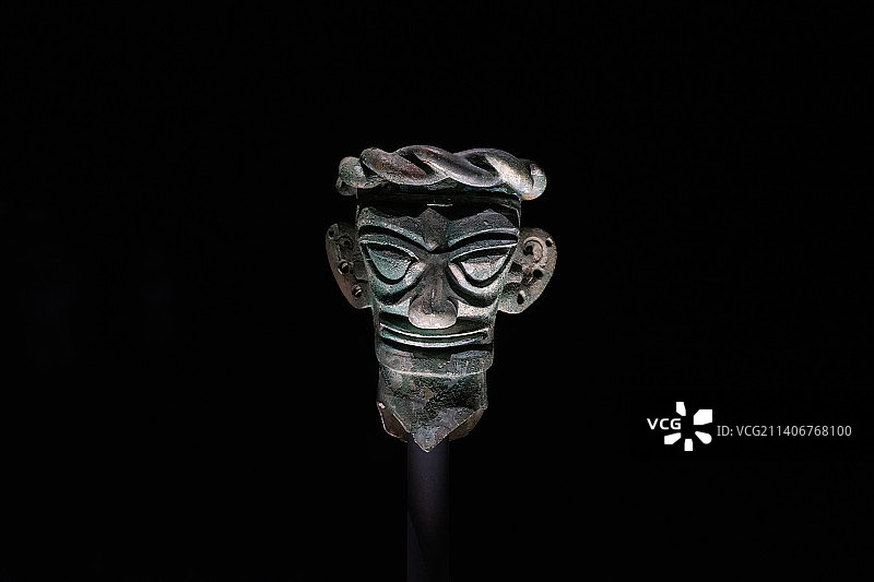 四川广汉三星堆遗址博物馆藏青铜人头像图片素材