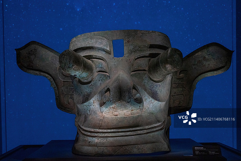 广汉三星堆遗址博物馆青铜纵目面具图片素材