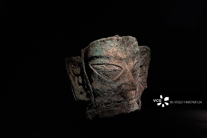 四川广汉三星堆遗址博物馆青铜面具图片素材