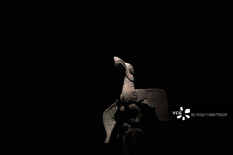 四川广汉三星堆遗址博物馆青铜神树局部神鸟图片素材