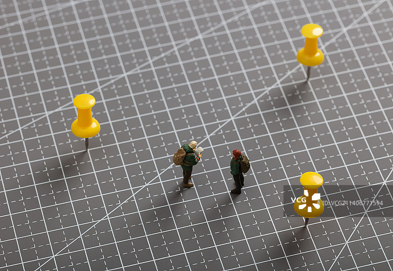 微缩创意景点打卡的旅行者图片素材