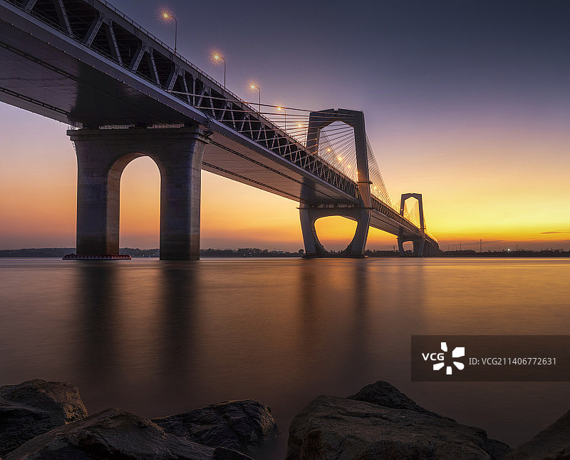 落日黄昏下的芜湖长江三桥图片素材