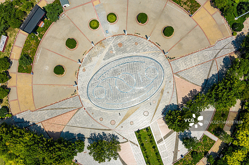 航拍河南省平顶山市鹰城广场 城市地标建筑 下沉式广场园林绿化景观图片素材
