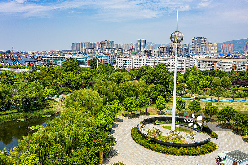 航拍河南省平顶山市鹰城广场 城市地标建筑 下沉式广场园林绿化景观图片素材