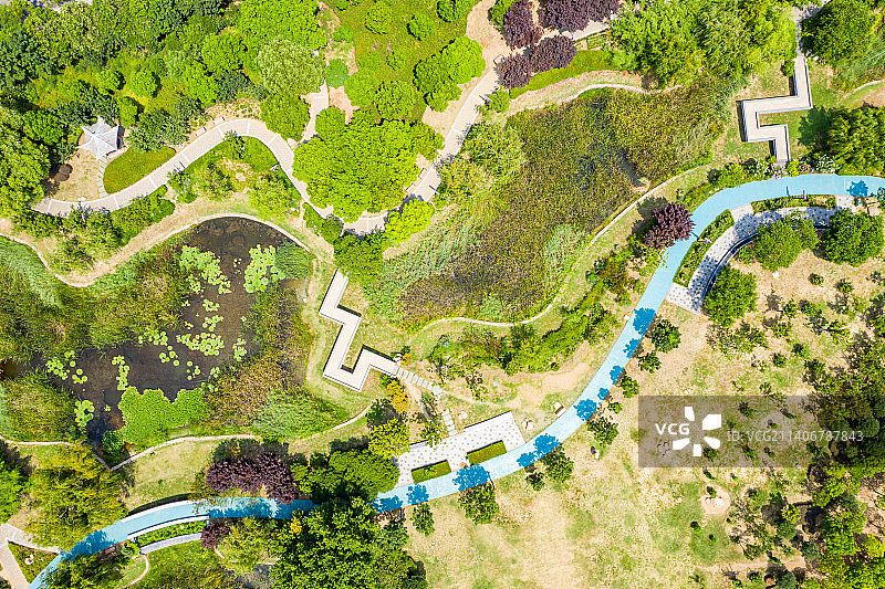 航拍河南省平顶山市鹰城广场 城市地标建筑 下沉式广场园林绿化景观图片素材