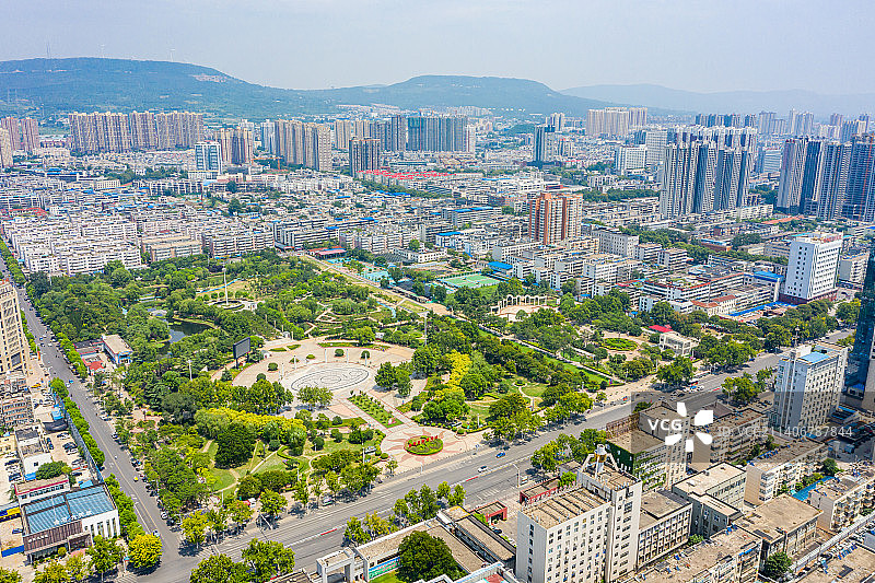 航拍河南省平顶山市鹰城广场 城市地标建筑 下沉式广场园林绿化景观图片素材