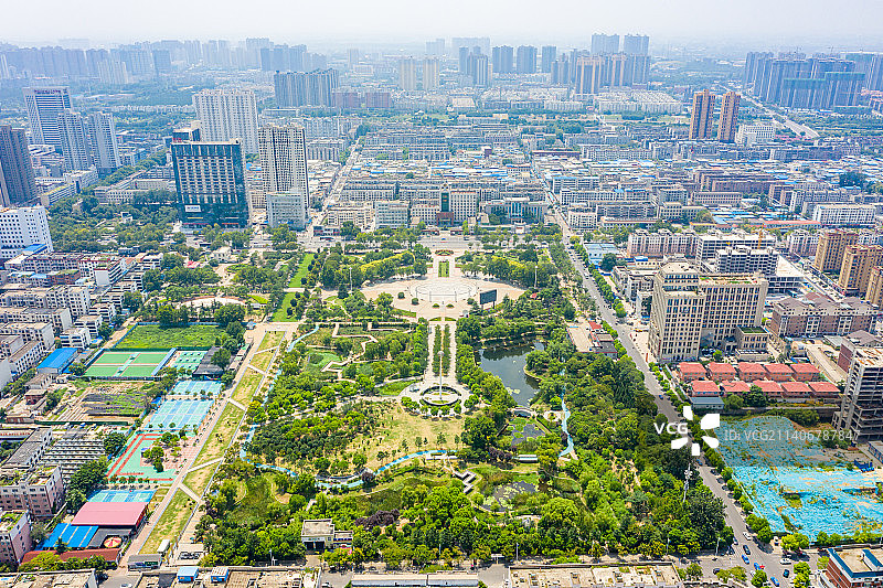 航拍河南省平顶山市鹰城广场 城市地标建筑 下沉式广场园林绿化景观图片素材