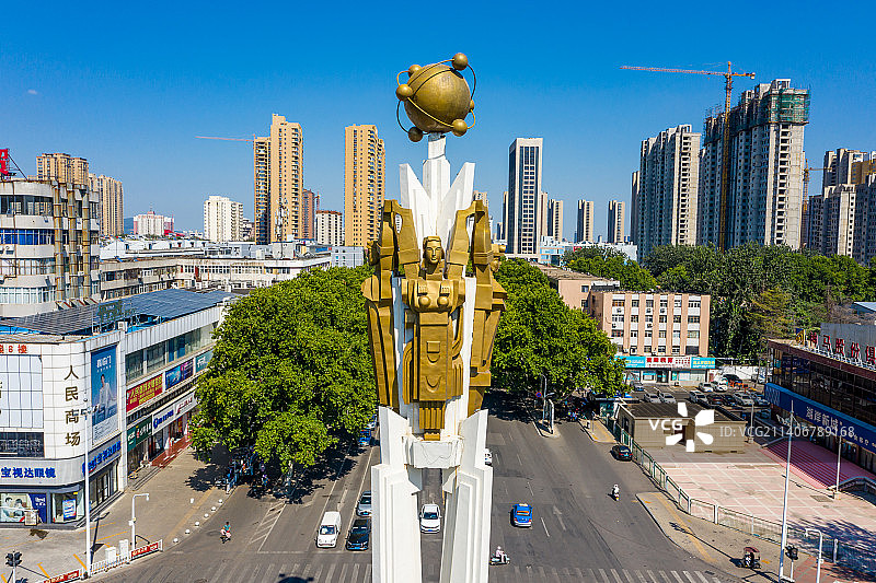 航拍河南省平顶山市城市地标雕塑《创业》矗立十字路口 平顶山市雕图片素材