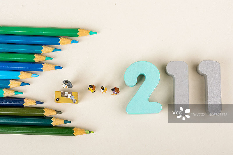 微缩景观老师带着学生学习知识考上211大学图片素材