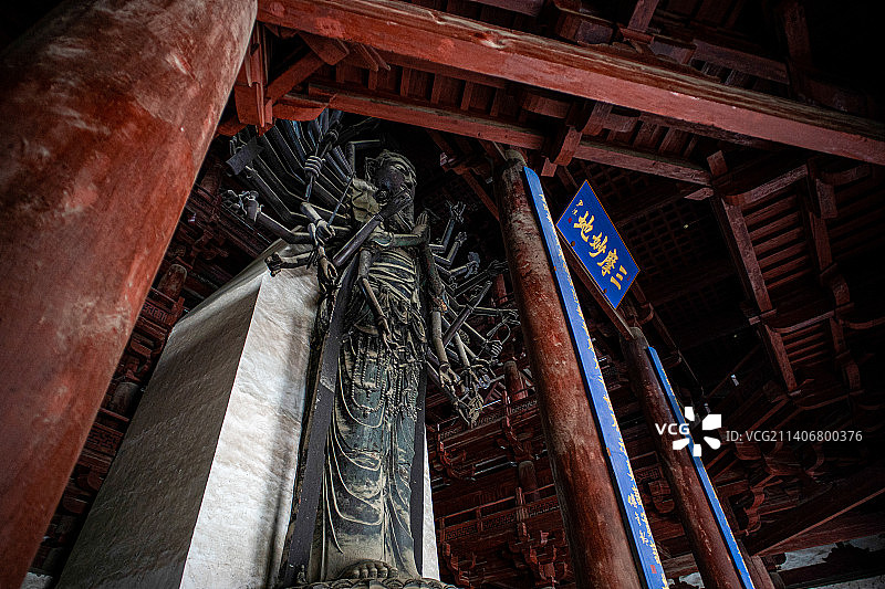 河北石家庄正定著名景点隆兴寺大悲阁内宋代千手观音大悲菩萨造像图片素材