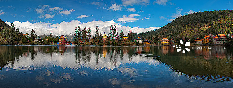 中国四川甘孜州新龙县措卡湖风光图片素材