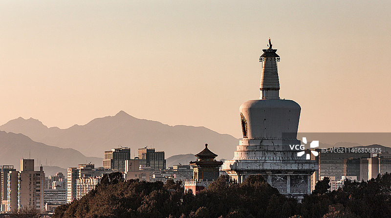 冬日夕阳下的北海公园白塔图片素材