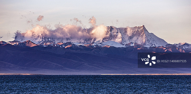 晨光中的念青唐古拉山与纳木措图片素材