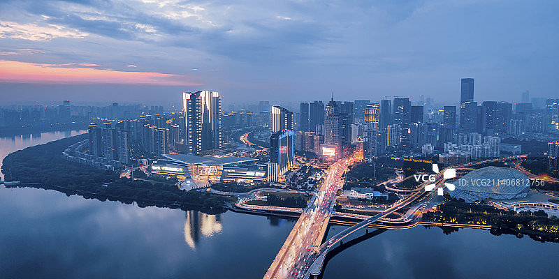 中国辽宁沈阳盛京剧院和浑河沿岸城市建筑航拍夜景图片素材