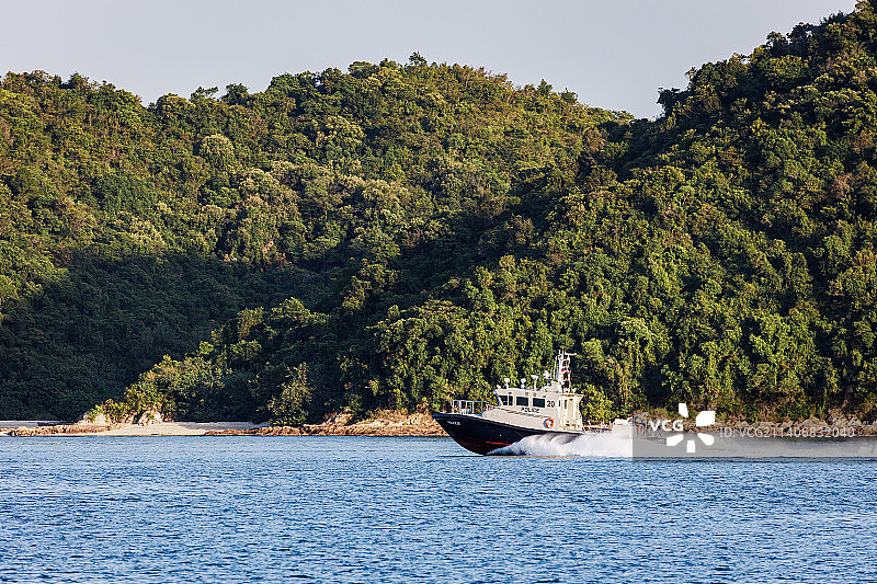 盐田沙头角海湾中巡逻的香港水警快艇图片素材