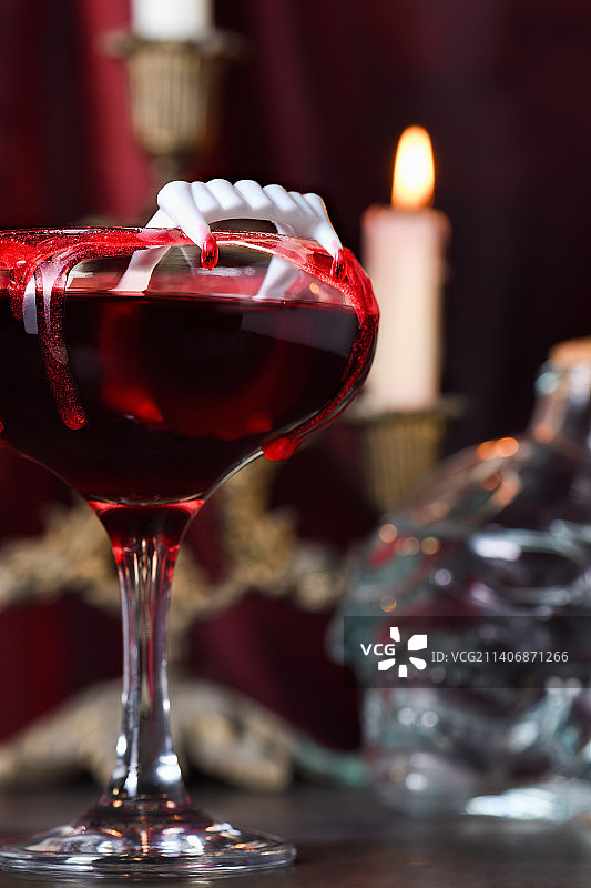 桌上葡萄酒杯特写图片素材