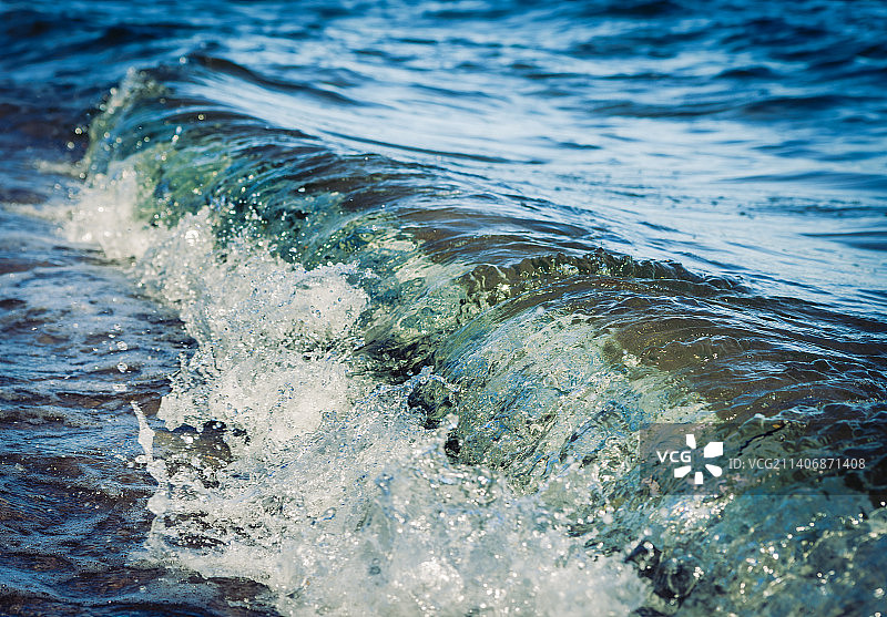 海浪拍打海岸的特写图片素材