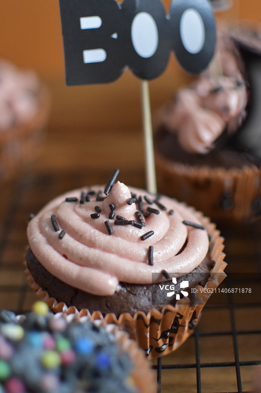 桌子上纸杯蛋糕的特写图片素材