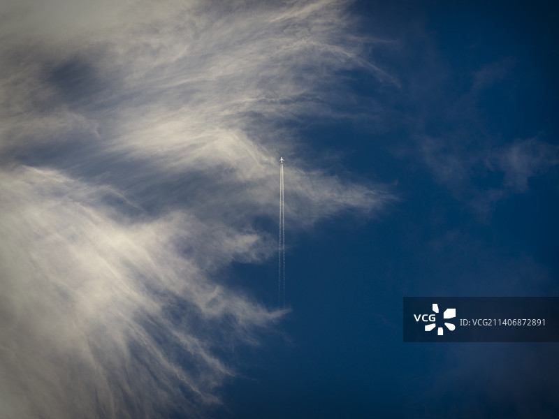 仰视天空中的飞机尾迹图片素材