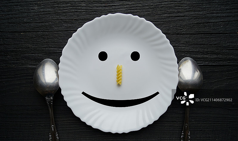 纸盘上的变形脸图片素材