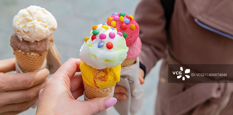 人们手中的冰淇淋（选择性聚焦）图片素材