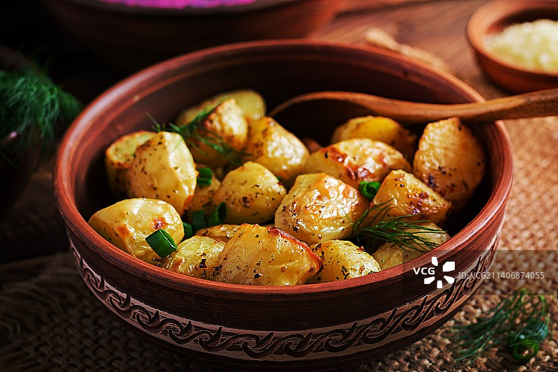 碗装烤土豆角（木桌，美味午餐）图片素材