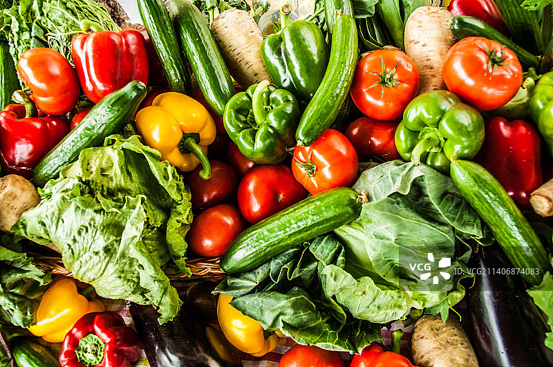 摆满新鲜彩色蔬菜的餐桌（波兰）图片素材