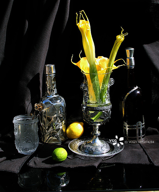 黑色背景下的花瓶特写图片素材