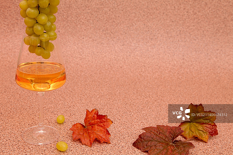 桌子上黄色树叶的特写图片素材