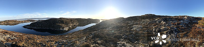 荒岛礁石与大海：无人无生命迹象图片素材