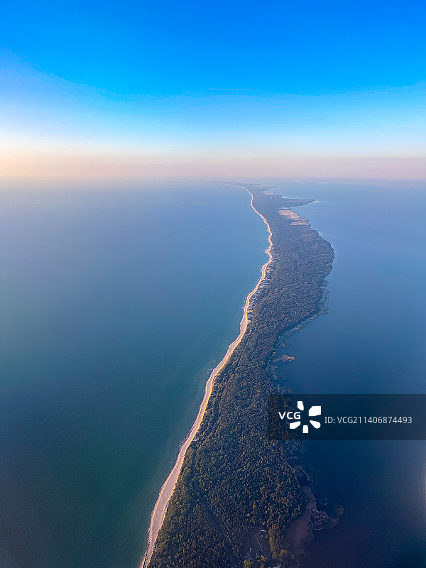 海洋中绿色的长滩图片素材