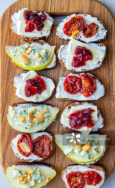 盘中带奶酪的意式烤面包片，选择性聚焦图片素材