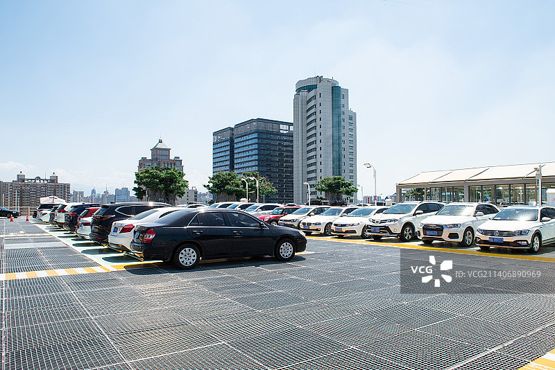 城市户外露天停车场图片素材