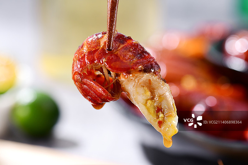 筷子夹起的小龙虾尾图片素材