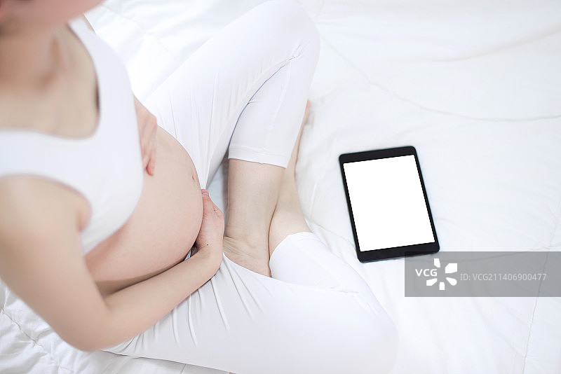 孕妇在平板电脑图片素材