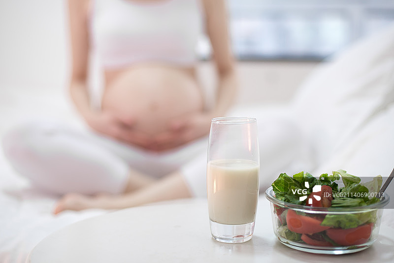 孕妇的营养餐图片素材