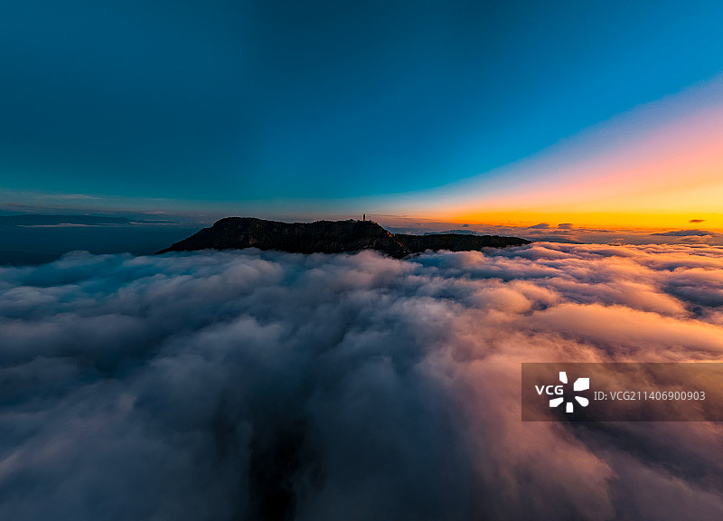 中国佛教圣地大理鸡足山金顶寺-黎明破晓图片素材