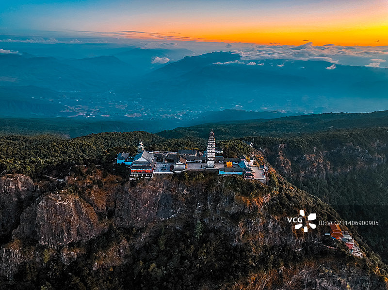 中国佛教圣地大理鸡足山金顶寺-黎明破晓图片素材