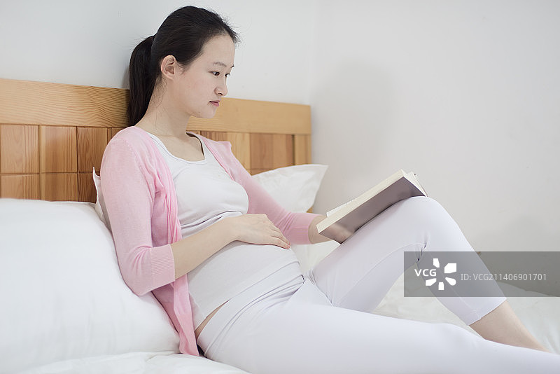 孕妇在看书图片素材