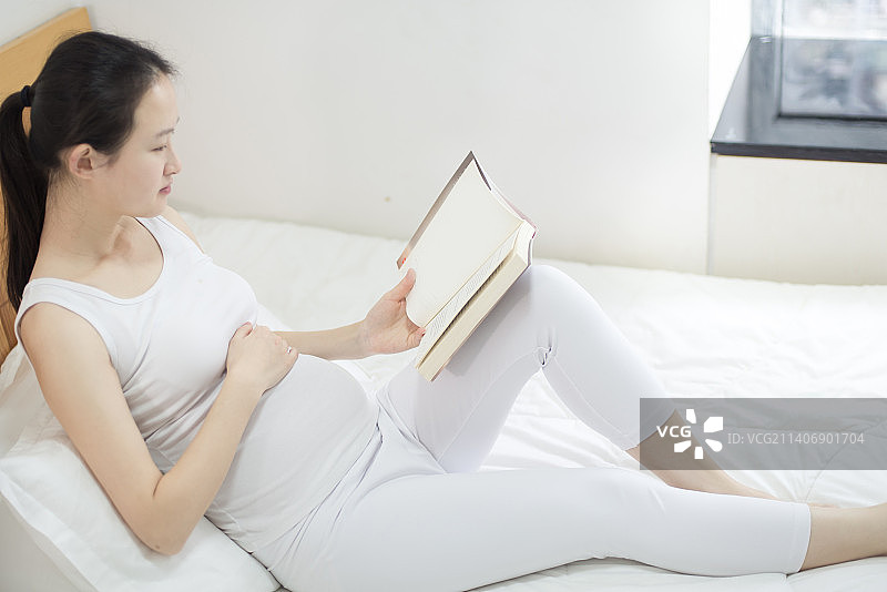 孕妇在看书图片素材