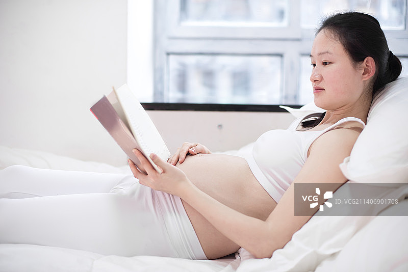 孕妇在看书图片素材