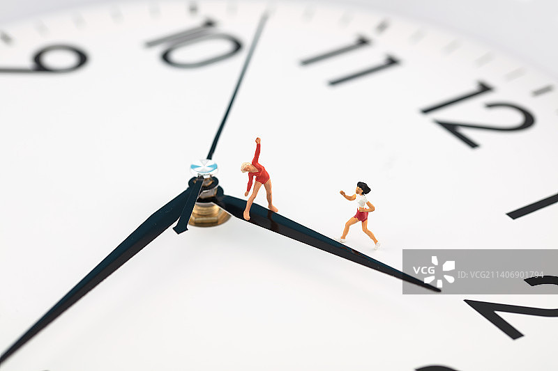 微缩创意运动时间在表盘上图片素材