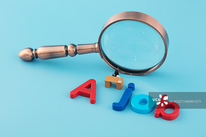 放大镜和英文job在蓝色背景上图片素材