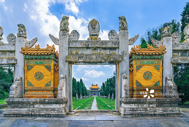 中国湖北省钟祥市明代明显陵棂星门前站立着两排石像生图片素材