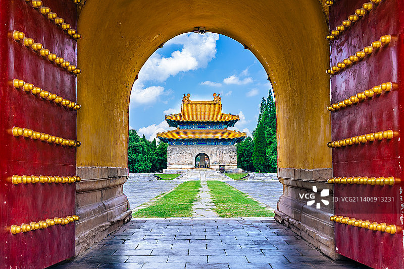 中国湖北省钟祥市明显陵门洞中的御制睿功圣德碑亭图片素材