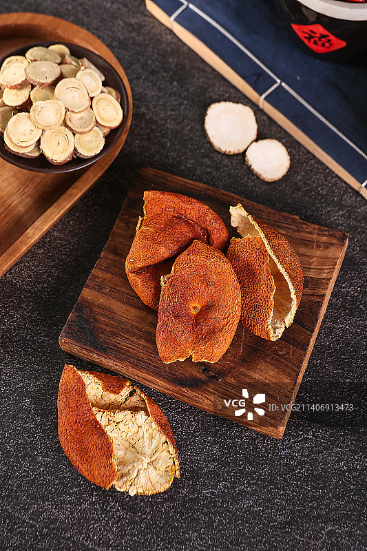 木底上放着陈皮图片素材