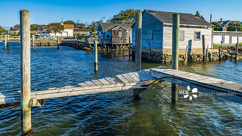 美国马萨诸塞州布里斯托尔县海边建筑景观，晴朗天空图片素材